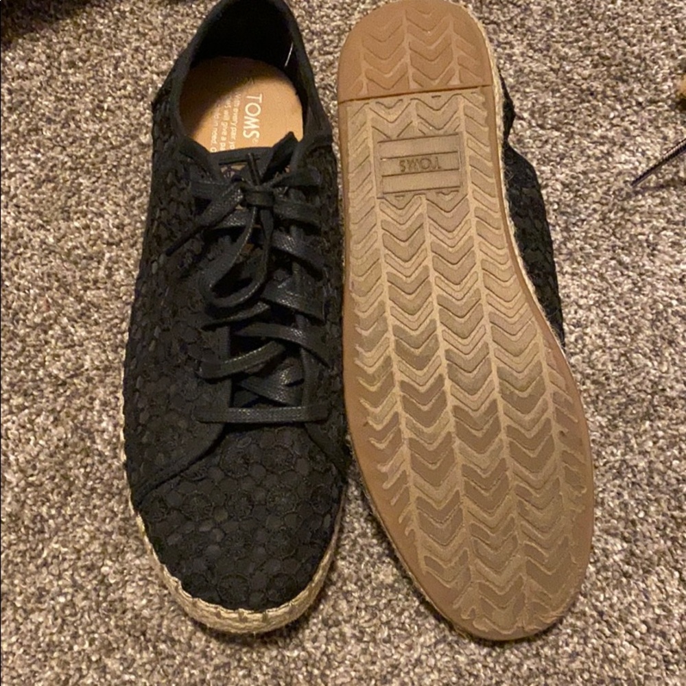 Women’s size 10 lace up Toms shoes